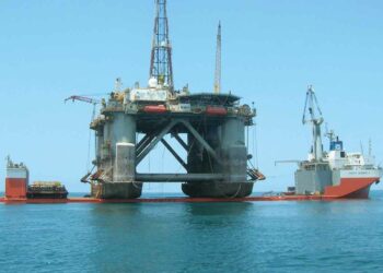 Mighty Servant 3 transportiert eine Ölbohr-Plattform