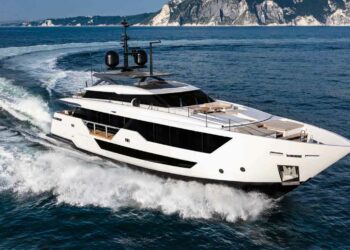 Custom-Line-106-Serienyachten von Ferretti