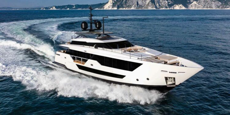 Custom-Line-106-Serienyachten von Ferretti