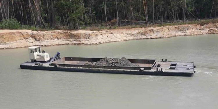 Klappschute im Betrieb