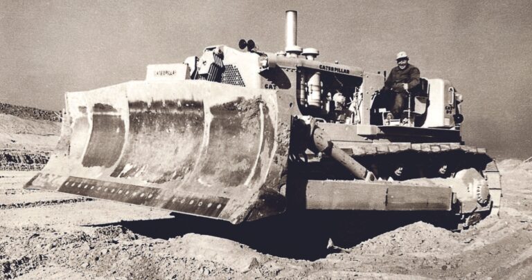1954 produzierte Caterpillar mit dem Kettendozer Cat D9 den größten Bulldozer der Welt