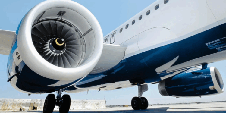 V2500 Triebwerk am Flugzeug