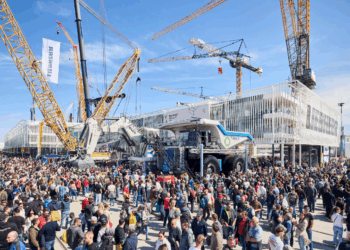 Bauma 2025 Messebesucher auf dem Gelände