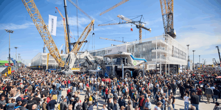 Bauma 2025 Messebesucher auf dem Gelände