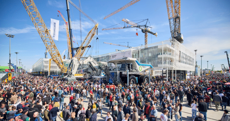 Bauma 2025 Messebesucher auf dem Gelände