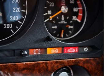 Detailaufnahme der Armaturentafel Mercedes 450 SEL 6.9