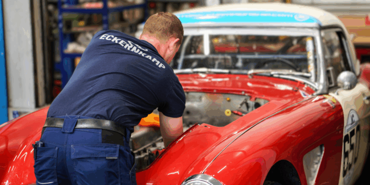 Arbeit an Oldtimer bei Motoren EckernKamp
