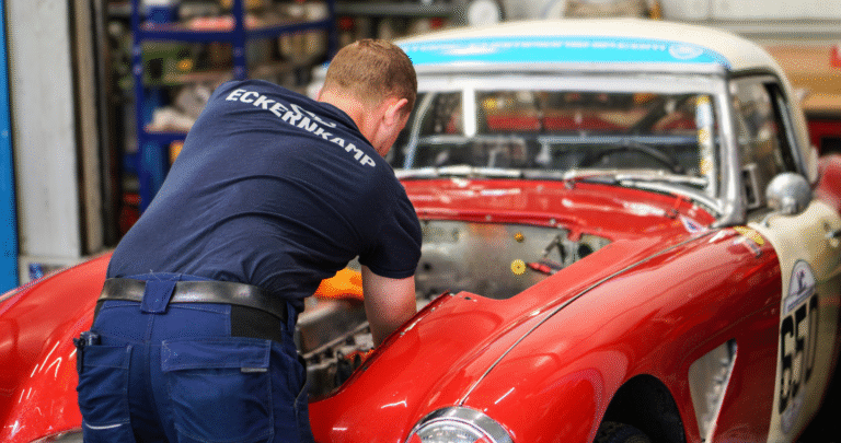 Arbeit an Oldtimer bei Motoren EckernKamp