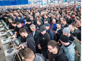 Besucher auf der Agritechnica 2025 beim Einlass