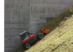 Hangmäher am Hang