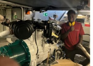 DGS Mitarbeiter am Motor auf der Fähre