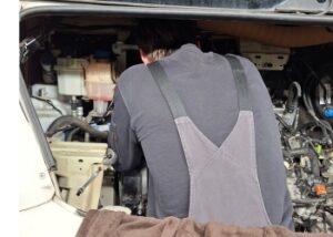 Mitarbeiter arbeitet im Motorraum