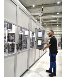 iwis Mitarbeiter in der Produktion