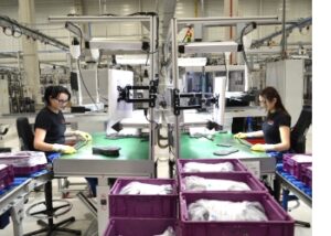 iwis Mitarbeiterinnen am Arbeitstisch