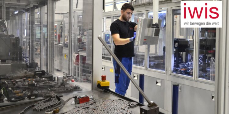 Mann arbeitet an einer Maschine in der iwis Produktion