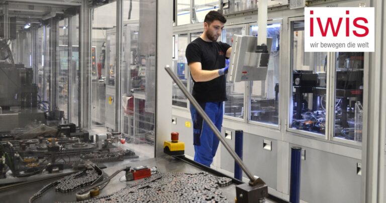 Mann arbeitet an einer Maschine in der iwis Produktion