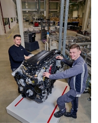 Zwei Personen am Motor bei MAN