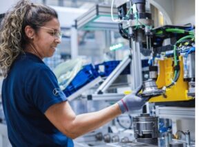 Mercedes-Benz Mitarbeiterin in der Produktion