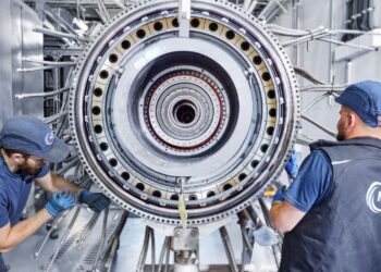 Mitarbeiter von MTU arbeiten an einem Antriebsystem