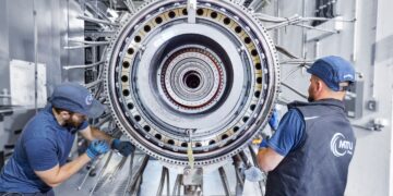 Mitarbeiter von MTU arbeiten an einem Antriebsystem