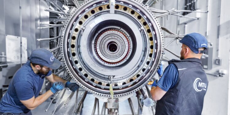 Mitarbeiter von MTU arbeiten an einem Antriebsystem