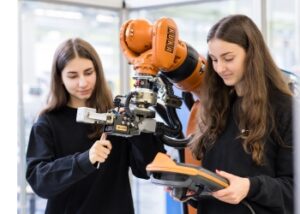 Zwei Mädchen bei MAN in der langen Nacht der Wissenschaften
