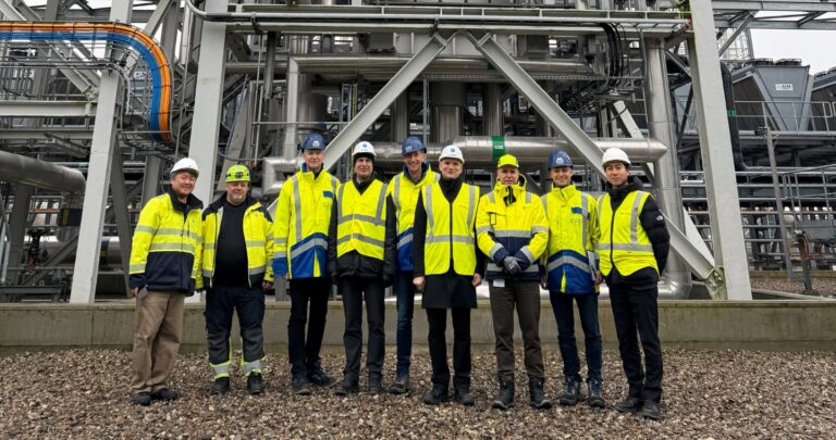 Vor der E-Methanol-Produktionsanlage in Kassø