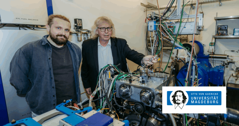 Aristidis Dafis und Prof. Rottengruber mit einem 1-Zylinder Versuchsmotor am Motorenprüfstand auf dem Campus. (c) Jana Dünnhaupt Uni Magdeburg