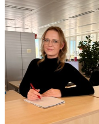 Elring Büro Mitarbeiterin Dominik