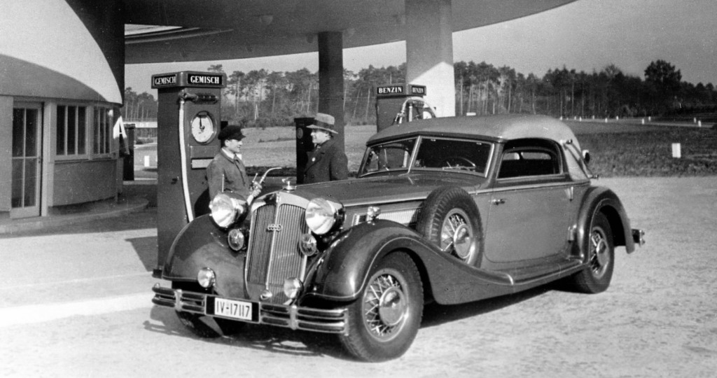 Horch Legende an einer Zapfsäule